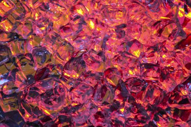 Renkli soyut arka plan. Cam üzerine su düşer. Cam doku veya arka planda inanılmaz soyut su düşer. Mavi, yeşil ve sarı soyut arka plan