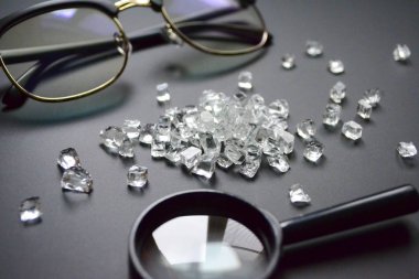 Elmas gözlük elmas büyüteç iş masası.