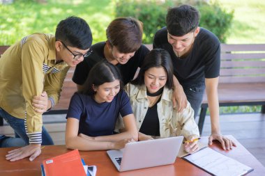 Okul eğitimi bilgisi üniversite konsepti, bilgisayar ve tablet, eğitim ve teknoloji konsepti kullanan gençler.