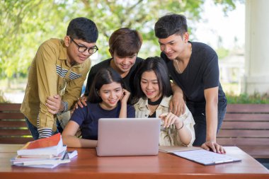 Okul eğitimi bilgisi üniversite konsepti, bilgisayar ve tablet, eğitim ve teknoloji konsepti kullanan gençler.