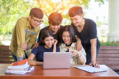 Okul eğitimi bilgisi üniversite konsepti, bilgisayar ve tablet, eğitim ve teknoloji konsepti kullanan gençler.