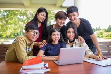 Okul eğitimi bilgisi üniversite konsepti, bilgisayar ve tablet, eğitim ve teknoloji konsepti kullanan gençler.