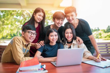 Okul eğitimi bilgisi üniversite konsepti, bilgisayar ve tablet, eğitim ve teknoloji konsepti kullanan gençler.