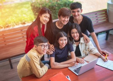 Okul eğitimi bilgisi üniversite konsepti, bilgisayar ve tablet, eğitim ve teknoloji konsepti kullanan gençler.