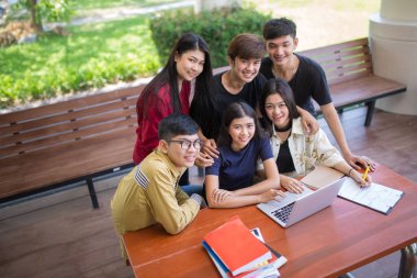 Okul eğitimi bilgisi üniversite konsepti, bilgisayar ve tablet, eğitim ve teknoloji konsepti kullanan gençler.