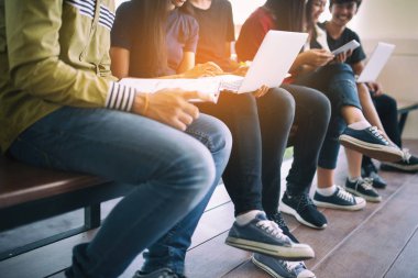 Eğitim Bilgi Üniversitesi kavramı kolej, öğrencilerin eğitim sosyal medya Laptop Tablet, okula olan gençler kullanılan bilgisayar ve tablet, eğitim ve teknoloji kavramı.