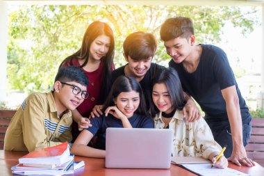 Okul eğitimi bilgisi üniversite konsepti, bilgisayar ve tablet, eğitim ve teknoloji konsepti kullanan gençler.