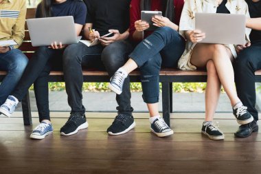 Okul eğitimi bilgisi üniversite konsepti, bilgisayar ve tablet, eğitim ve teknoloji konsepti kullanan gençler.