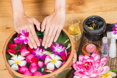 Mükemmel temiz Asya kadın ayakları, güzel ve zarif bakımlı kızın elini dokunur ona ayak, Spa, bodur ve ayak bakımı