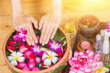 Mükemmel temiz Asya kadın ayakları, güzel ve zarif bakımlı kızın elini dokunur ona ayak, Spa, bodur ve ayak bakımı