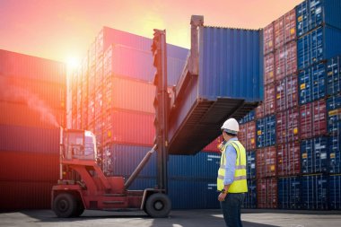 Foreman, ithalat ihracat için kargo gemisinden konteynır yükleme kutusu, Foreman, endüstriyel konteynır kargo gemisi, ticari lojistik konsept, ithalat ve ihracat konsepti.