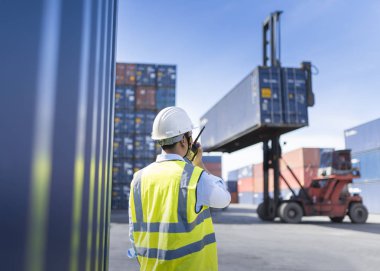 Foreman, ithalat ihracat için kargo gemisinden konteynır yükleme kutusu, Foreman, endüstriyel konteynır kargo gemisi, ticari lojistik konsept, ithalat ve ihracat konsepti.