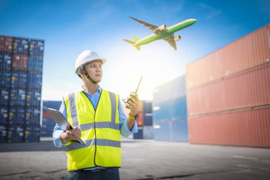 Foreman, ithalat ihracat için kargo gemisinden konteynır yükleme kutusu, Foreman, endüstriyel konteynır kargo gemisi, ticari lojistik konsept, ithalat ve ihracat konsepti.