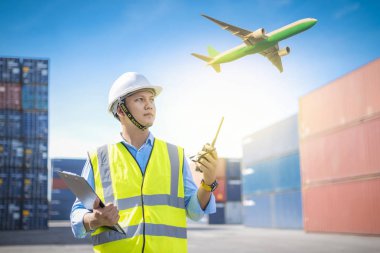 Foreman, ithalat ihracat için kargo gemisinden konteynır yükleme kutusu, Foreman, endüstriyel konteynır kargo gemisi, ticari lojistik konsept, ithalat ve ihracat konsepti.