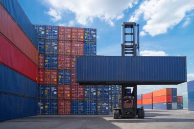 Forklift kamyon kargo konteyner nakliye bahçede kaldırma veya bahçesinde gündoğumu gökyüzü için nakliye ithalat, ihracat ve lojistik sanayi, iş lojistik kavramı, ithalat ve ihracat kavramı karşı dock
