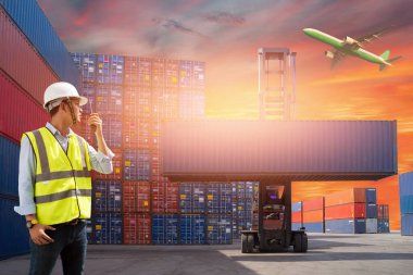 Foreman, ithalat ihracat için kargo gemisinden konteynır yükleme kutusu, Foreman, endüstriyel konteynır kargo gemisi, ticari lojistik konsept, ithalat ve ihracat konsepti.