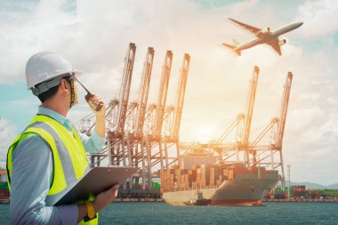 Foreman, ithalat ihracat için kargo gemisinden konteynır yükleme kutusu, Foreman, endüstriyel konteynır kargo gemisi, ticari lojistik konsept, ithalat ve ihracat konsepti.