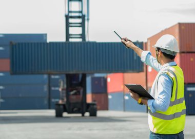 Foreman, ithalat ihracat için kargo gemisinden konteynır yükleme kutusu, Foreman, endüstriyel konteynır kargo gemisi, ticari lojistik konsept, ithalat ve ihracat konsepti.