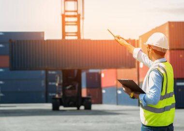 Foreman, ithalat ihracat için kargo gemisinden konteynır yükleme kutusu, Foreman, endüstriyel konteynır kargo gemisi, ticari lojistik konsept, ithalat ve ihracat konsepti.