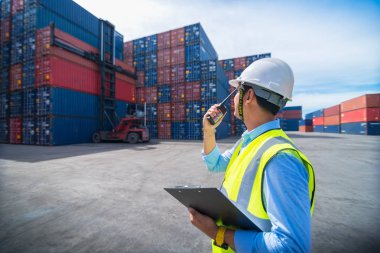 Foreman, ithalat ihracat için kargo gemisinden konteynır yükleme kutusu, Foreman, endüstriyel konteynır kargo gemisi, ticari lojistik konsept, ithalat ve ihracat konsepti.