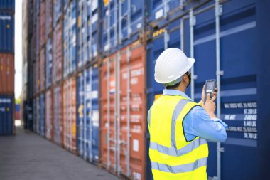Foreman, ithalat ihracat için kargo gemisinden konteynır yükleme kutusu, Foreman, endüstriyel konteynır kargo gemisi, ticari lojistik konsept, ithalat ve ihracat konsepti.