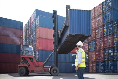 Foreman, ithalat ihracat için kargo gemisinden konteynır yükleme kutusu, Foreman, endüstriyel konteynır kargo gemisi, ticari lojistik konsept, ithalat ve ihracat konsepti.