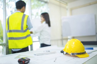 İş yerinde, seçici odak inşaat mühendisi Asya erkek ve kadın bina hakkında tartışmaya planlamanıza