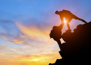Asya çift, birbirlerine güneş ışığı ile dağlarda siluet yardım hiking yardım hiking çift sunligh ile dağlarda birbirlerini siluet