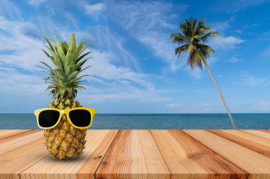 Ananas bir tropikal peyzaj, moda hipster ananas, parlak yaz renk, tropik güneş gözlüğü, çekici ananas, yaratıcı sanat kavramı iki MEYVELERLE ahşap tablo