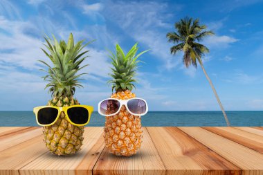 Ananas bir tropikal peyzaj, moda hipster ananas, parlak yaz renk, tropik güneş gözlüğü, çekici ananas, yaratıcı sanat kavramı iki MEYVELERLE ahşap tablo