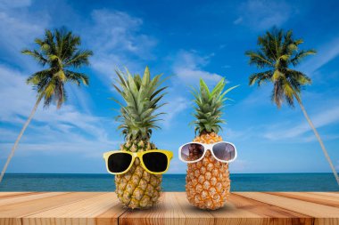 Ananas bir tropikal peyzaj, moda hipster ananas, parlak yaz renk, tropik güneş gözlüğü, çekici ananas, yaratıcı sanat kavramı iki MEYVELERLE ahşap tablo