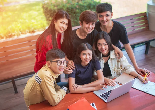 Okul eğitimi bilgisi üniversite konsepti, bilgisayar ve tablet, eğitim ve teknoloji konsepti kullanan gençler.