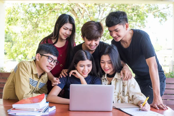 Zurück Schulbildung Wissen Hochschulkonzept Junge Leute Werden Computer Und Tablet — Stockfoto