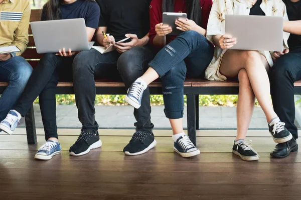 Okul eğitimi bilgisi üniversite konsepti, bilgisayar ve tablet, eğitim ve teknoloji konsepti kullanan gençler.