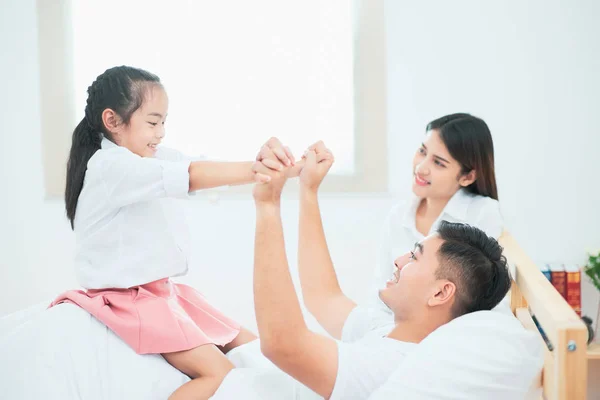 Lycklig Asien Familj Med Barn Levande Glad Familj Mor Far — Stockfoto
