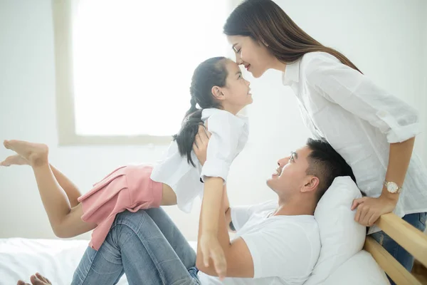 Eine Glückliche Asiatische Familie Mit Kindern Wohnzimmer Glückliche Familienmutter Vater — Stockfoto