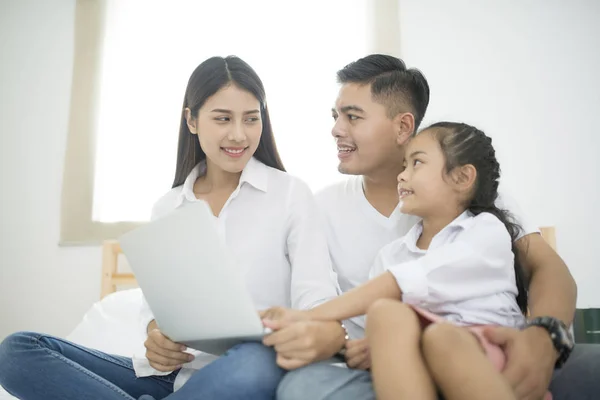 Glad Kärleksfull Familj Ung Mamma Och Hennes Dotter Flicka Spela — Stockfoto