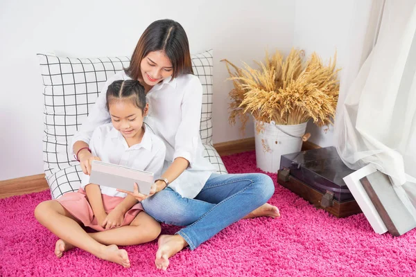 Glad Kärleksfull Familj Ganska Ung Mamma Läser Bok Till Hennes — Stockfoto