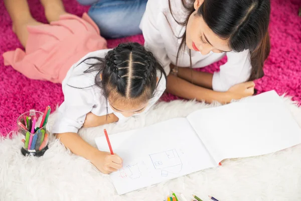 Ung Familj Ritning Tillsammans Med Färgglada Pennor Hemma — Stockfoto