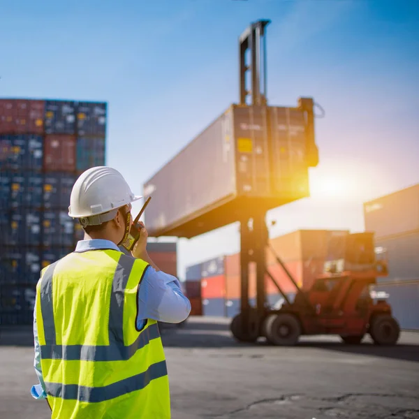 Foreman, ithalat ihracat için kargo gemisinden konteynır yükleme kutusu, Foreman, endüstriyel konteynır kargo gemisi, ticari lojistik konsept, ithalat ve ihracat konsepti.