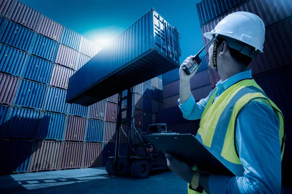 Vorarbeiter Kontrolle Verladecontainer Box Von Frachtschiff Für Import Export Vorarbeiter — Stockfoto