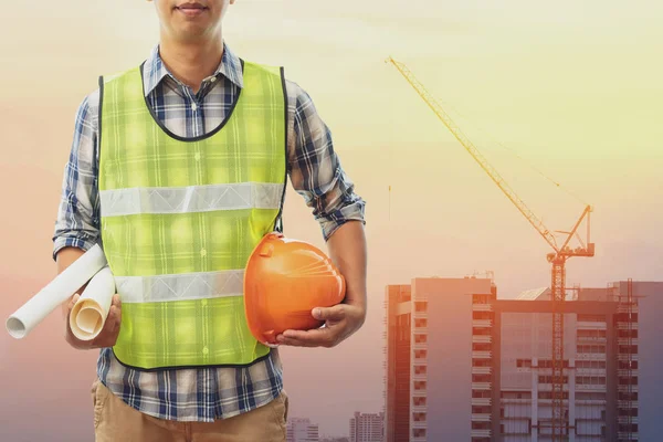 Ingenjör Eller Föreståndaren Holding Hård Hatt Med Mobilkran Maskinen Bakgrund — Stockfoto