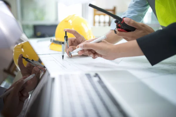 Ingenieur Azië Man Vrouw Bespreken Gebouw Plan Voor Bouw Bouwterrein — Stockfoto