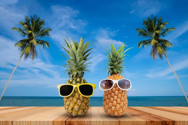 Ananas bir tropikal peyzaj, moda hipster ananas, parlak yaz renk, tropik güneş gözlüğü, çekici ananas, yaratıcı sanat kavramı iki MEYVELERLE ahşap tablo
