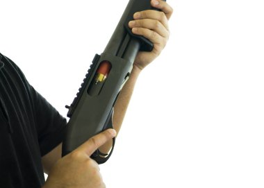 adam beyaz izole bir av tüfeği tutuyor