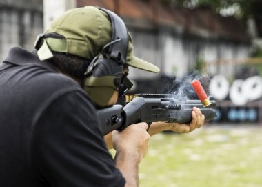 bir açık atış poligonuna, seçici odak çekim adam