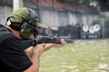bir açık atış poligonuna, seçici odak çekim adam