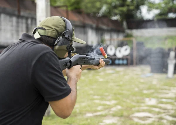 Man Shooting Outdoor Shooting Range Selective Focus — Stock Photo, Image