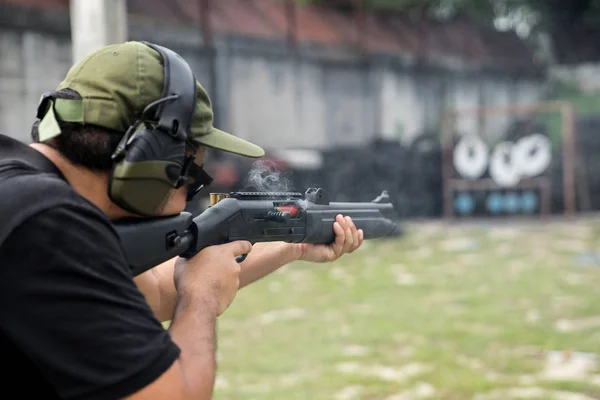 Man Shooting Outdoor Shooting Range Selective Focus — Stock Photo, Image