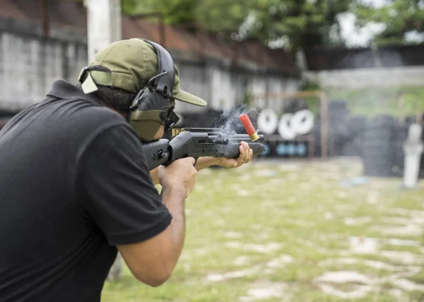 Ember Lövés Egy Szabadtéri Lőtér Szelektív Összpontosít Stock Fotó